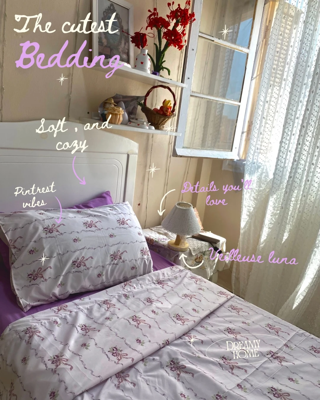 Chambre avec un lit fleuri lilas, une veilleuse Luna et une fenêtre ouverte
